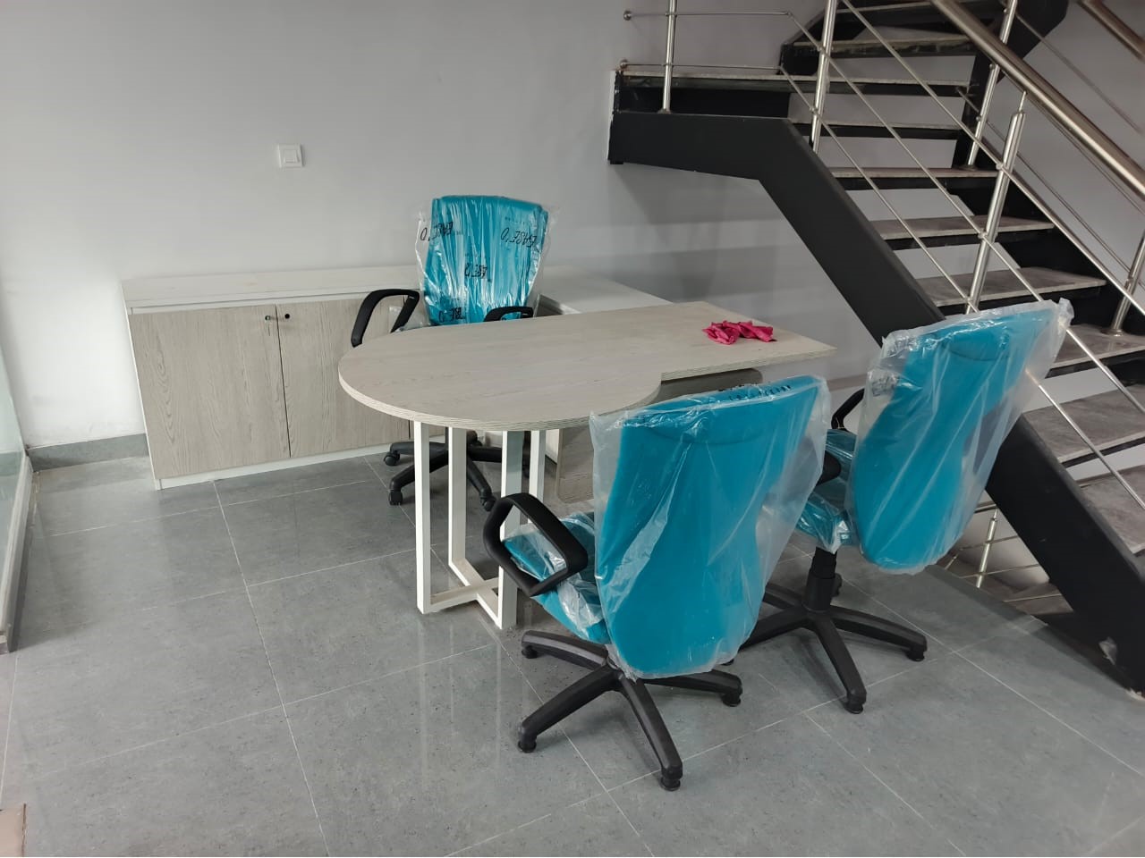 Bank-alfalah-table-chair